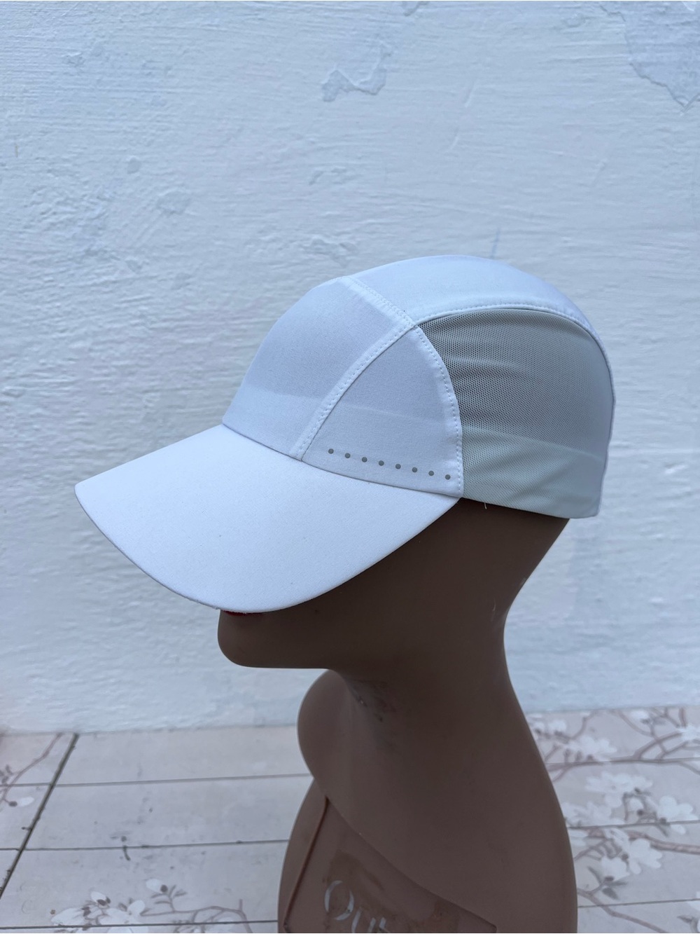 lululemon athletica White Performance Running Cap - Picture 1 of 6